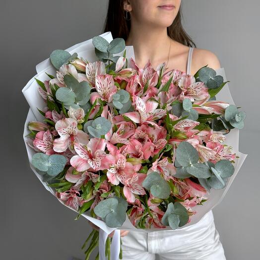 Большой нежный букет розовая альстромерия и эвкалипт
