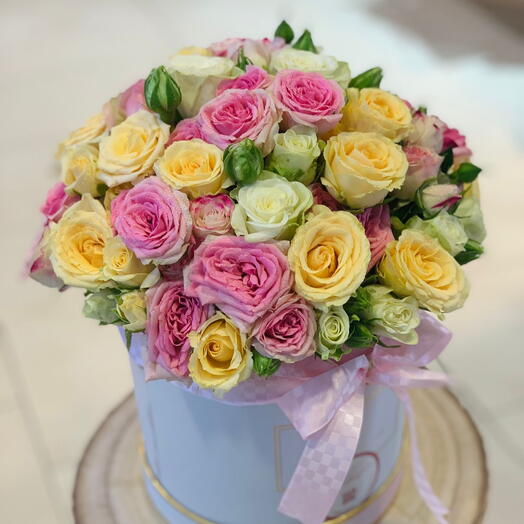 MIX SPERY ROSES IN A BOX