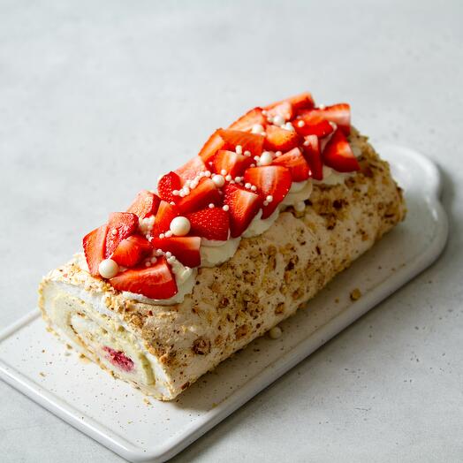 Меренговый рулет с сочной клубникой