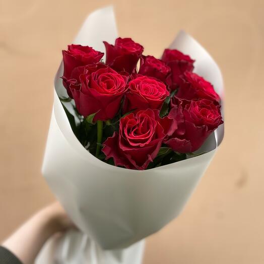 Букет красных роз в белой упаковке