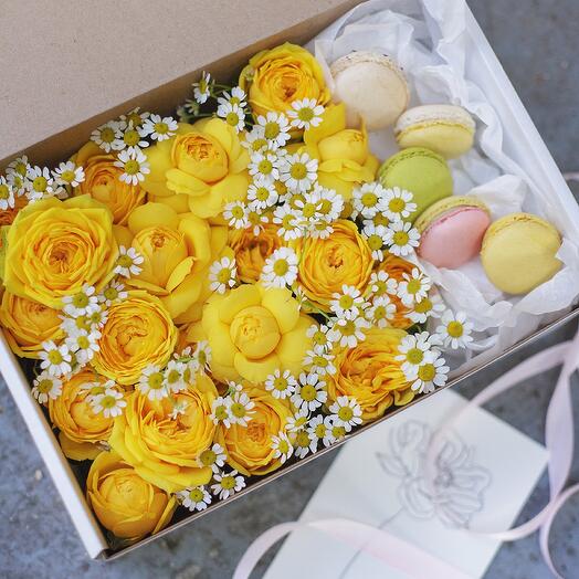 Цветы в коробке с макаронсами