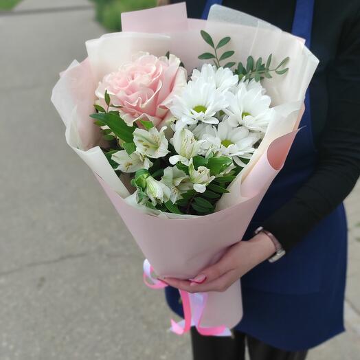 Букет комплимент Француженка из французской розы, альстромерии и хризантемы