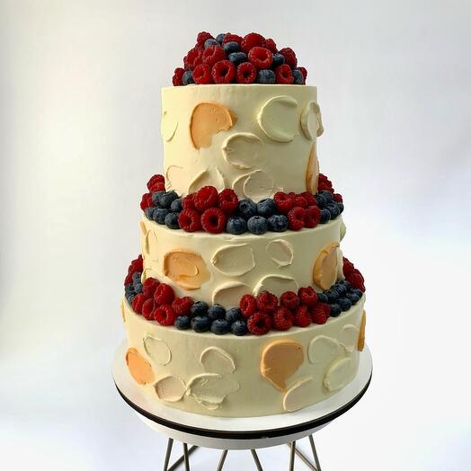 Pastel de boda de tres niveles con trazos de colores y bayas frescas( frambuesas, arándanos), 10 kg para invitados 40-50
