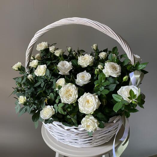 Корзина с белыми розами