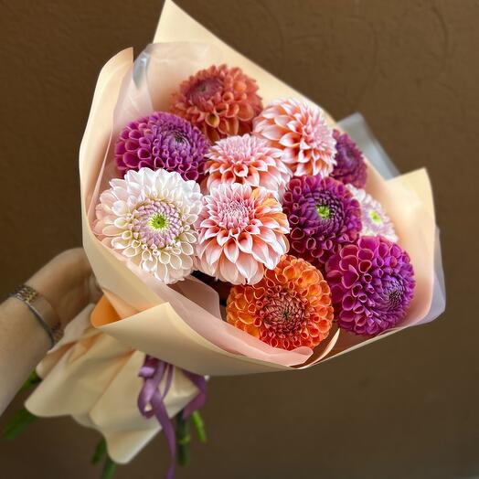 11 dahlia mix in decoration