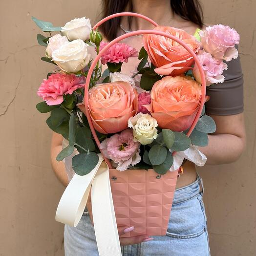 Bolso con rosas peonías, Dianthus y Lisianthus (K19)