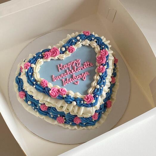Pastel de corazón de 1 kg en estilo Lambeth con volantes