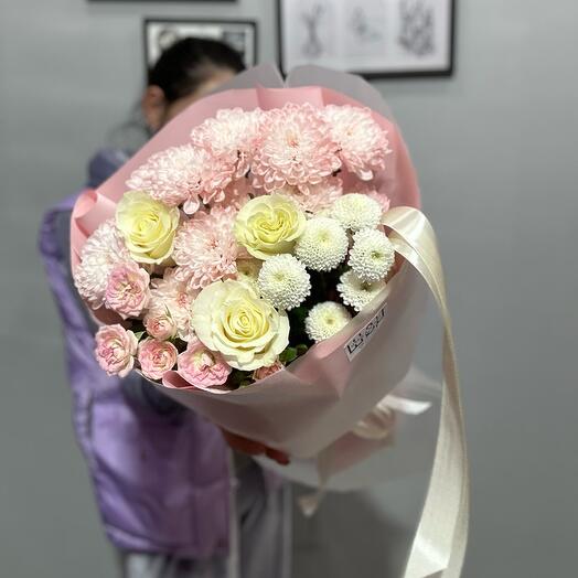 Bouquet of white roses and chrysanthemums