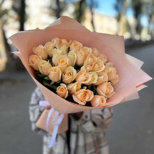 Букет из 35 персиковых розочек