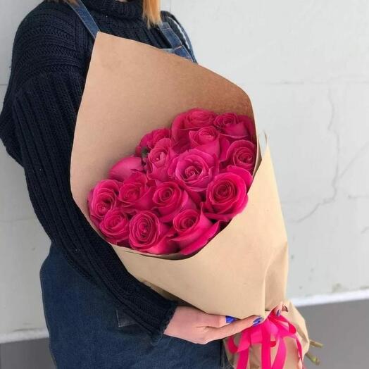 15 алых роз в оформлении