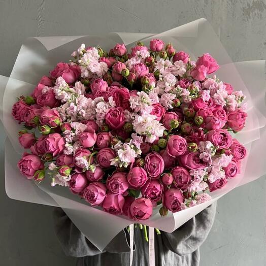 Elegante dúo de rosas peonías de mattiola