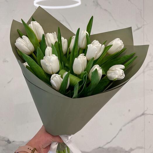 15 белых Тюльпанов в зелёной упаковке белый букет