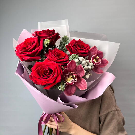 Красные розы и орхидеи с елью