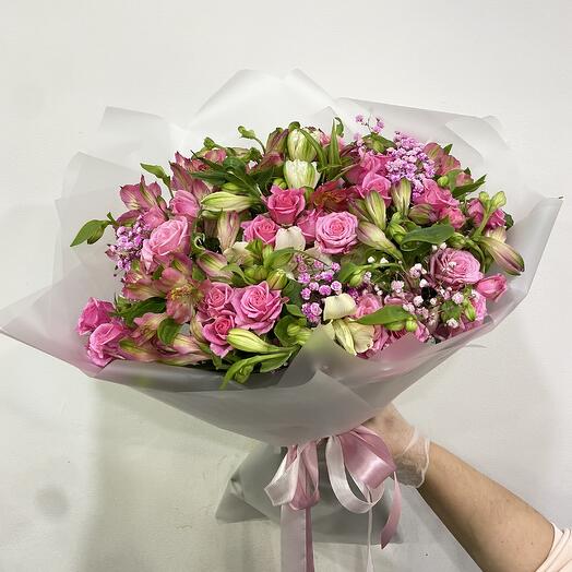 Ramo de alstramerías y rosas de arbusto