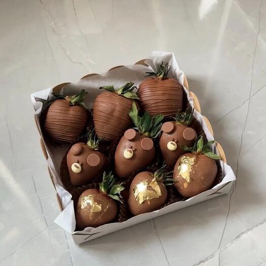 Клубника в молочном шоколаде 9 штук "Мишки"