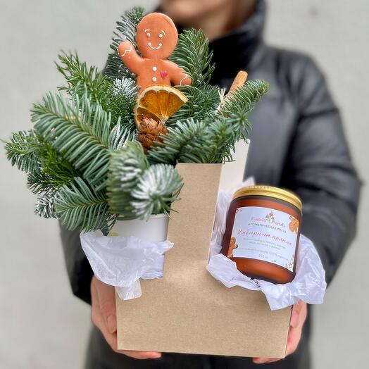 Подарочный набор с  ароматической свечой «имбирный пряник»,хвойными ветками и игрушкой ручной работы