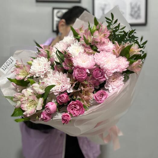 Ramo con alstramerías y rosas en forma de peonía