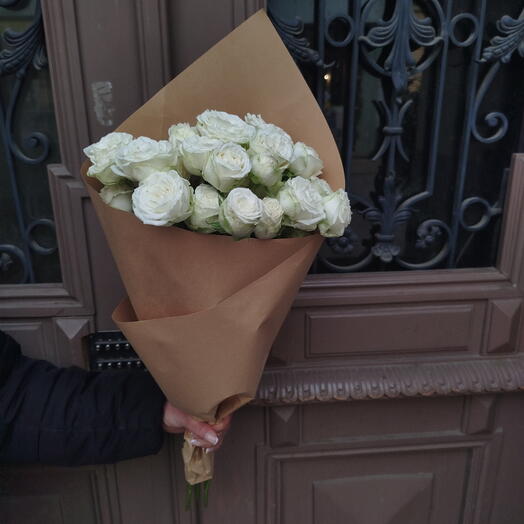 Кулёк с белыми кустовыми пионовидными розами