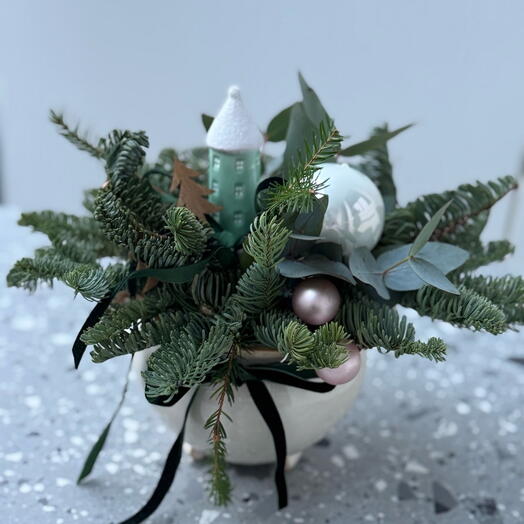 Новогодняя композиция с фарфоровым домиком