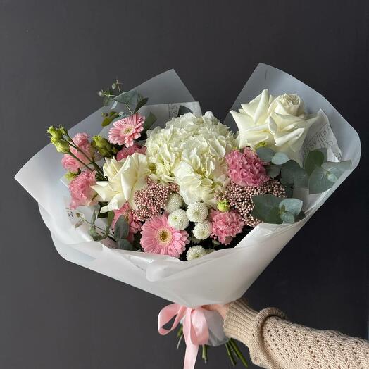 Sprawling bouquet in delicate shades with rose and gerbera FT1238