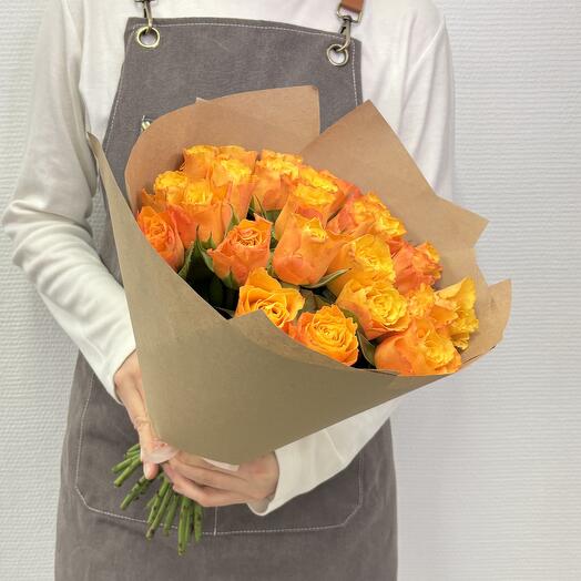 Bouquet of 25 orange Kenyan roses in craft paper