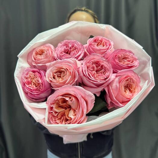 Monobucket of 9 delicate peony-shaped roses