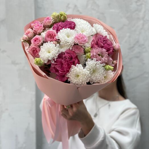Сборный букет с хризантемами, розами и эустомой в розовых оттенках🎀
