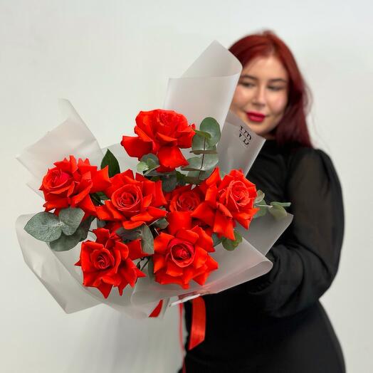 Французские алые розы с эвкалиптом