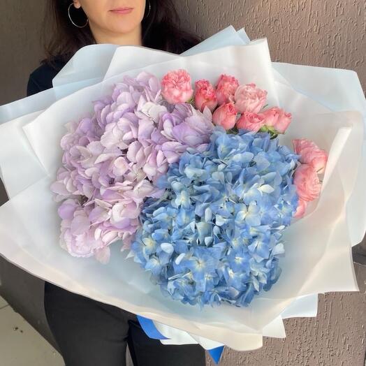 Букет из гортензий и кустовых роз