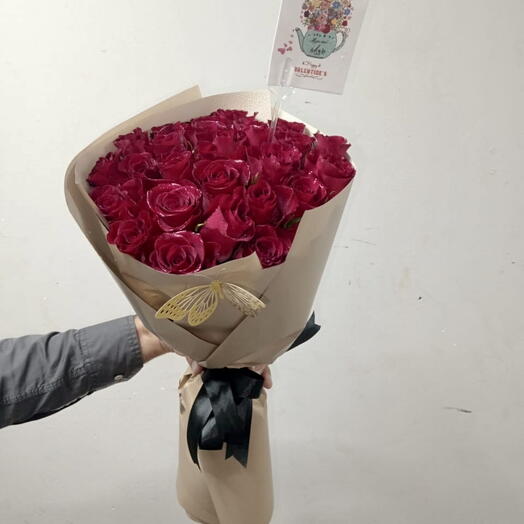 30 red roses luxury bouquet with message card