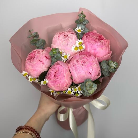 5 peonías Rosadas de Sarah Bernard con Manzanilla y Eucalipto