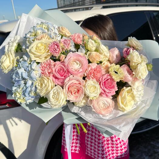 Авторский сборный премиум букет ( гортензии, ранункулюсы, кустовые пионовидные розы, пион розы, анемоны)