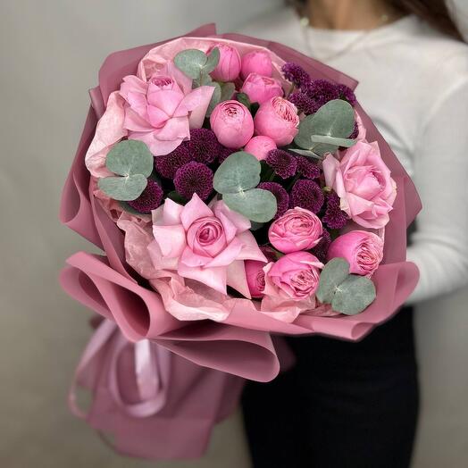 Bouquet in berry tones: Peony-style roses and Santini