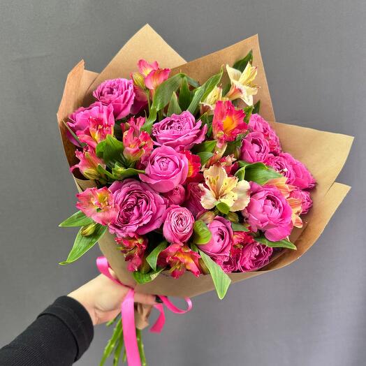 Ramo fragante con rosas peonías y alstroemeria