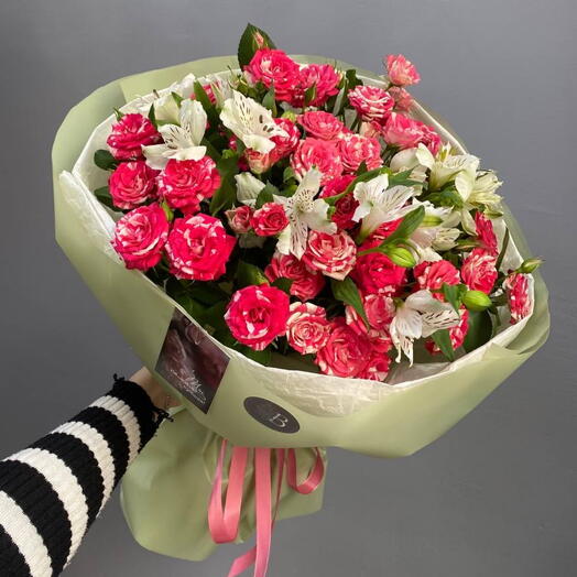 Bouquet with bush roses and alstroemeria for your beloved