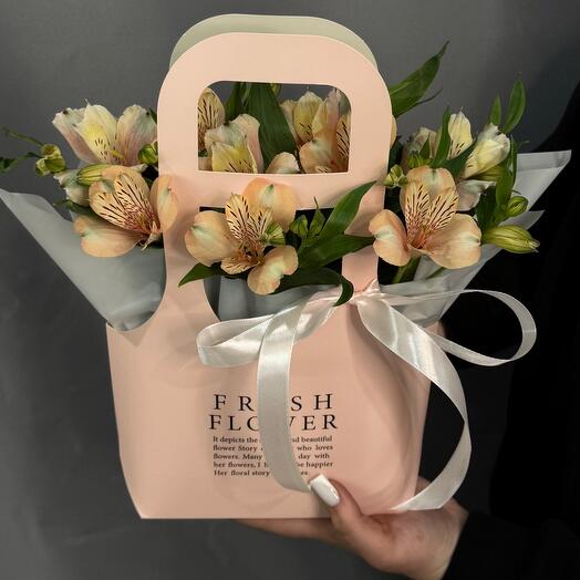 Цветы в коробке с нежной альстромерией + сладкий подарок🎁