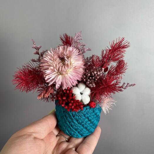 Мини композиция из сухоцветов в красных и розовых оттенках