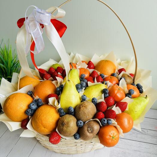 Корзина с фруктами и ягодами