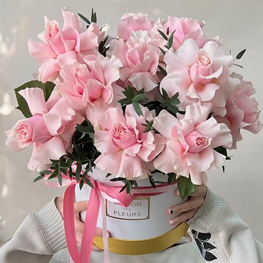 11 rosas rosa Mondial con eucalipto