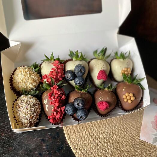 Клубника в белом и молочном бельгийском шоколаде, 10 шт