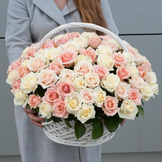 Cesta con tulipanes y fresias " Magia blanca"