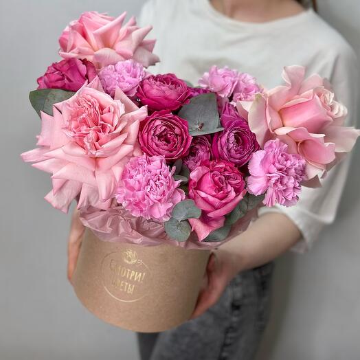 Крафтовая коробочка с розами и диантусами