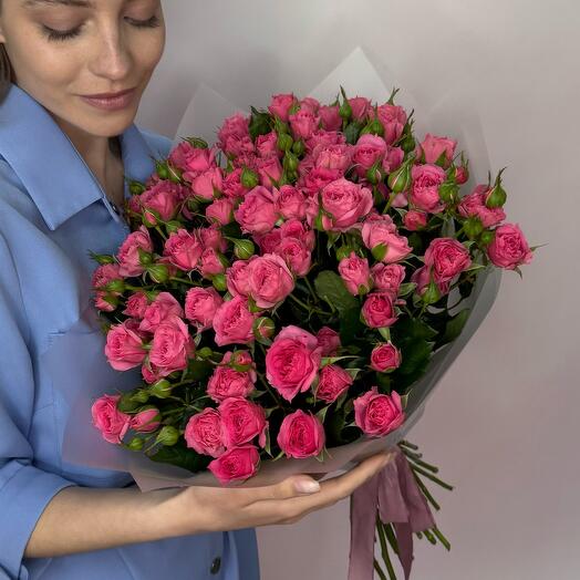 Яркий букет из 21 розовой куставой розы мелодия