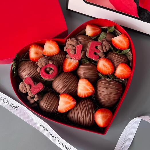 Сердце с клубникой в шоколаде для любимой ♥️
