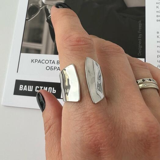 Кольцо асиммеричное серебряного цвета