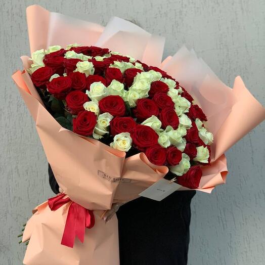 101 роза микс красные и белые