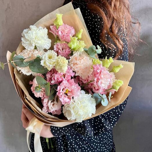 Ажурный букет с лизиантусом и диантусами