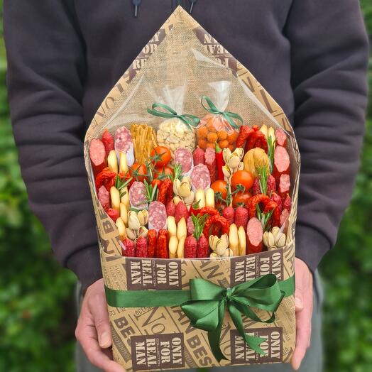 Мужской конверт букет с колбасами, сырами и орешками "Вкусный вечер"