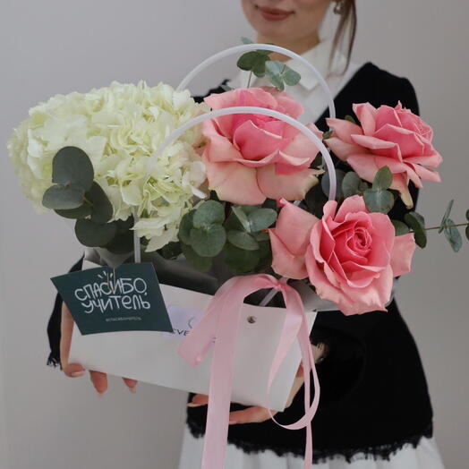 Розы и Гортензия в сумочке с эвкалиптом