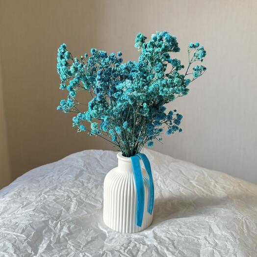 Гипсовая ваза с синей стабилизированной гипсофилой